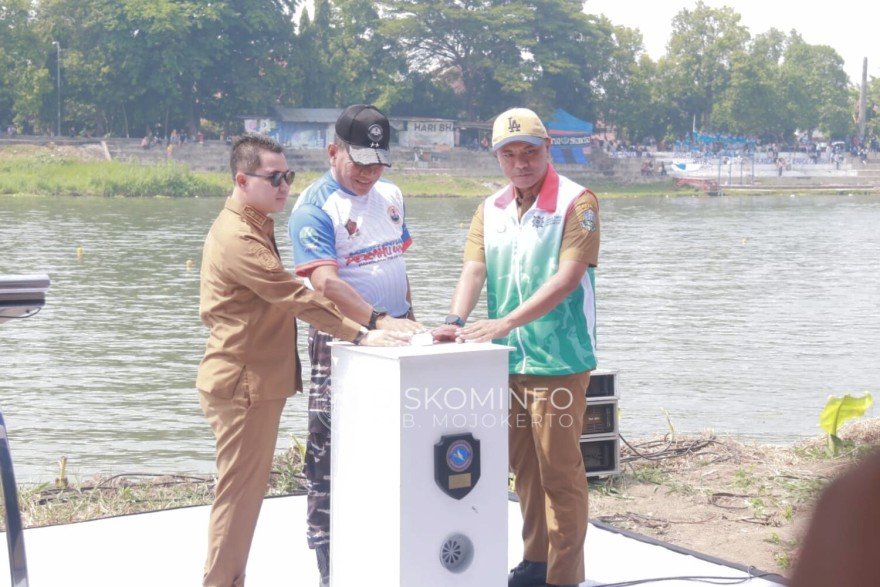 Sambut HUT TNI Ke-80, TNI AL – Pemkab Mojokerto Gelar Lomba Dayung Perahu Naga