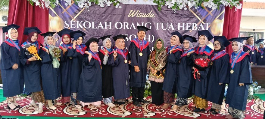 Puluhan Orang Tua Hebat Jetis Diwisuda, Wakil Bupati
